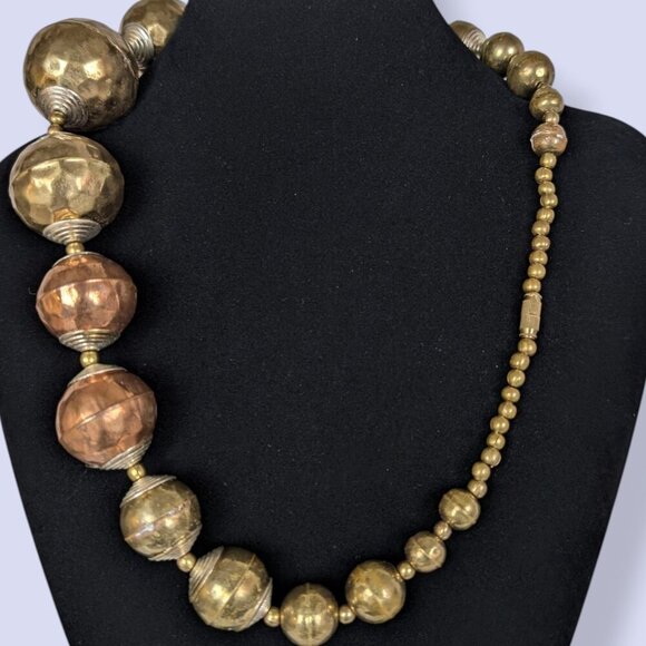 V. Hollow Bead Chunky Statement Necklace - Picture 4 of 5